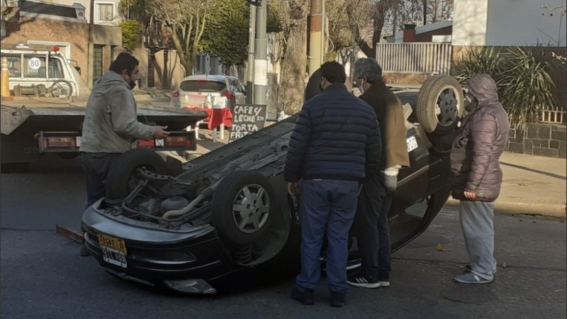 Se necesitó de la ayuda de vecinos para darlo vuelta.
