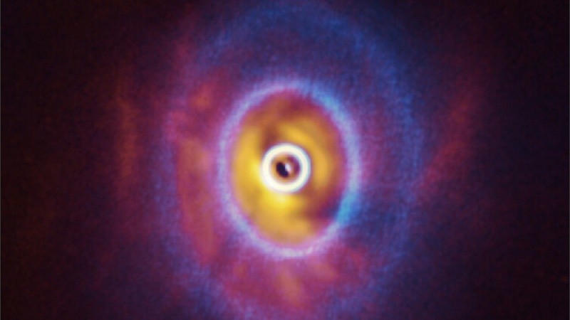 Se encuentra a 1.300 años luz de la Tierra, en la constelación de Orión.