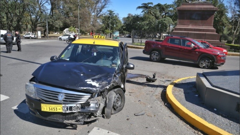 El siniestro vial en el Parque Independencia dejó solo daños materiales afortunadamente. 