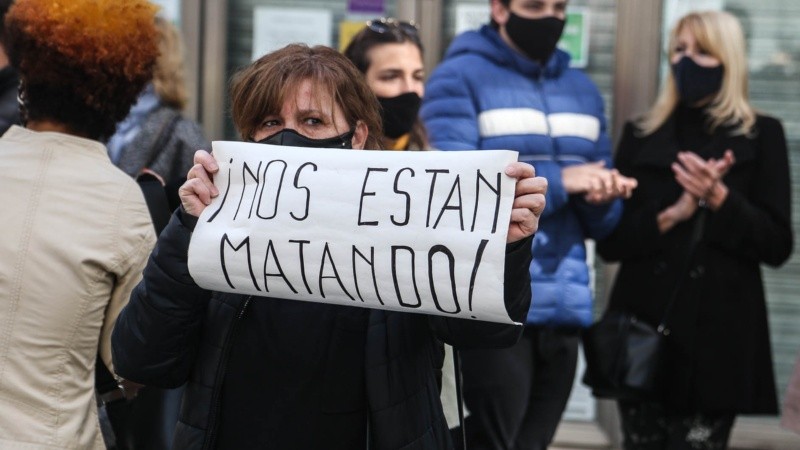 Varios comerciantes protestaron por la medida del gobernador.