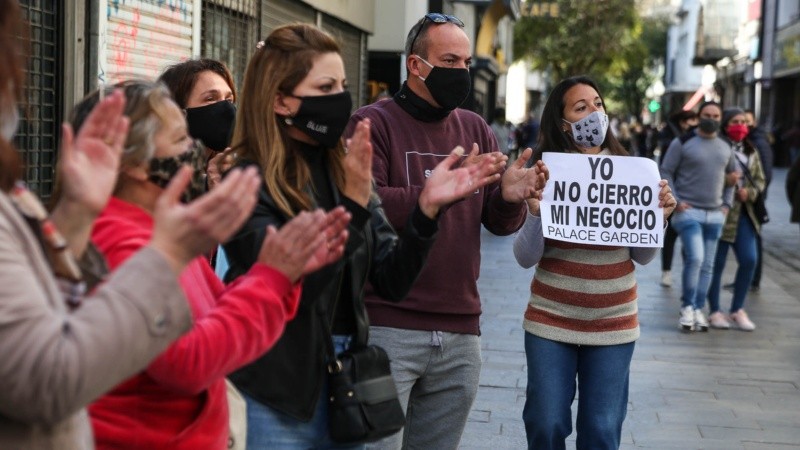 Varios comerciantes protestaron por la medida del gobernador.