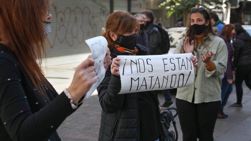 Varios comerciantes protestaron por la medida del gobernador.