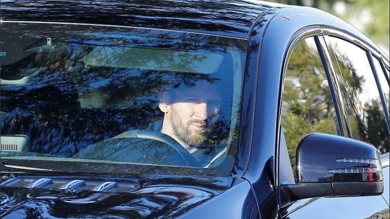 El rosarino fue fotografiado en su regreso al complejo de Barcelona.