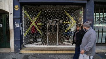 Por el incremento de casos, la ciudad retrocedió de fase y cerraron comercios.