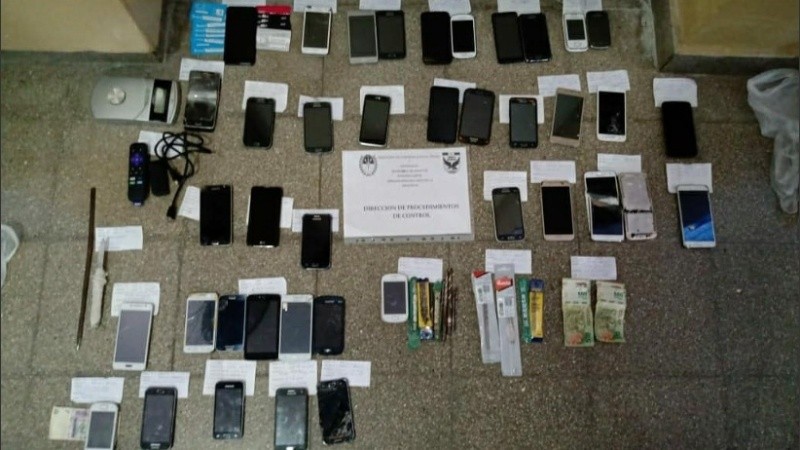 Teléfonos y hasta mechas de taladro encontradas en el procedimiento.