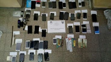 Teléfonos y hasta mechas de taladro encontradas en el procedimiento.