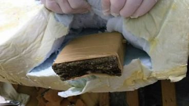 Un paquete de cannabis escondido en un colchón.