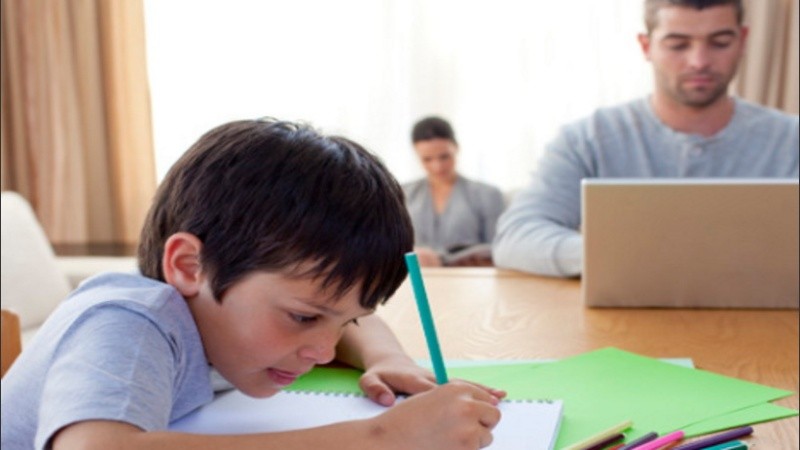 Autoridades sanitarias de Santa Fe insisten en que los niños estén aislados. 