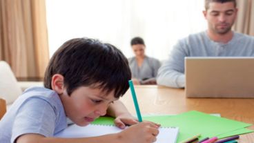 Autoridades sanitarias de Santa Fe insisten en que los niños estén aislados.