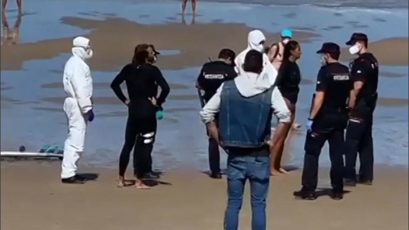 Tras el aviso se activó el protocolo y acudieron a la playa varias patrullas.