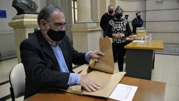 El secretario de Obras Públicas de Rosario, José Luis Conde, abre los sobres de la licitación para bacheo.