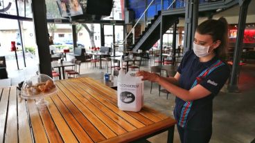 Los locales gastronómicos debieron readecuar instalaciones y costumbres.