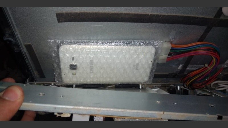 Uno de los celulares que tenía escondido en la cárcel.