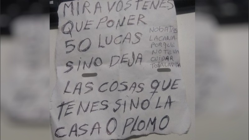 El papel de la amenaza recibido por el hombre en su casa. 