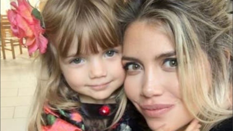 La niña habló sobre la salud de su familia mientras realizaba un tutorial de maquillaje.