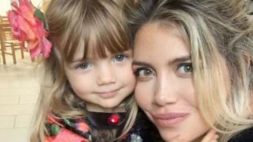 La niña habló sobre la salud de su familia mientras realizaba un tutorial de maquillaje.