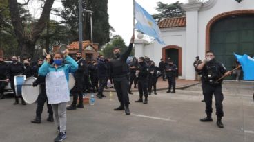 El jefe de Estado trabaja para desarticular una ofensiva policial.