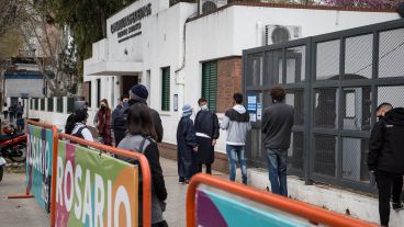 Las colas se mantienen cada día frente al hospital desde principios de septiembre.