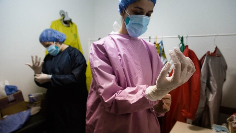 Después de atender a cada paciente, los médicos se cambian el par de guantes superficial.