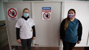 María Inés Elliff, coordinadora de los médicos de guardia, y Denise Bustos, de los administrativos.