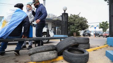 El diálogo fue en la tarde del jueves en el acceso a la Jefatura.