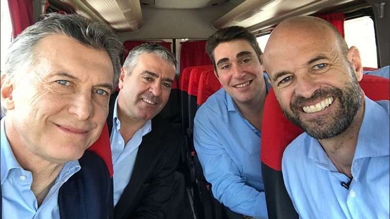 El ex presidente Macri en tiempos en los que compartía giras con sus funcionarios.
