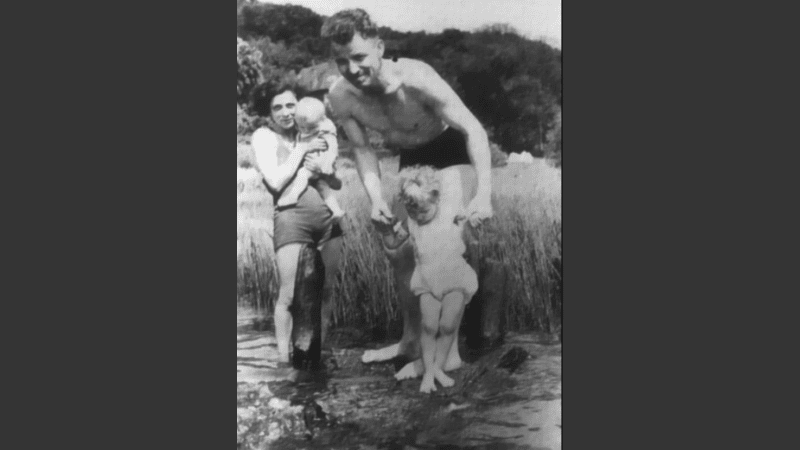 Mamá, papá y las dos niñas. Meses después él terminaría muerto en el frente, ella en una cámara de gas y las pequeñas en un orfanato 