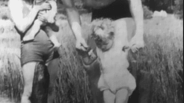 Mamá, papá y las dos niñas. Meses después él terminaría muerto en el frente, ella en una cámara de gas y las pequeñas en un orfanato