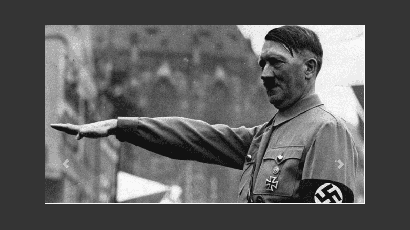 Adolf Hitler saludando a las tropas alemanas durante un desfile militar 