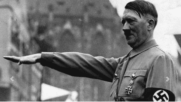 Adolf Hitler saludando a las tropas alemanas durante un desfile militar