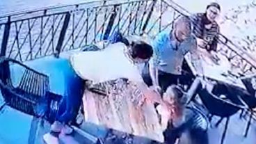 El dramático momento en el que el hombre se abalanza sobre la niña.