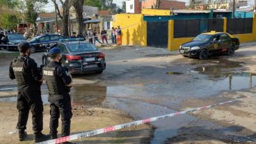 El Fiat Siena tenía impactos de bala y manchas de sangre.