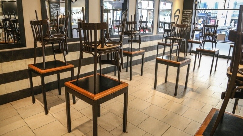Las mesas y sillas al aire libre permitirán ampliar el factor ocupacional.