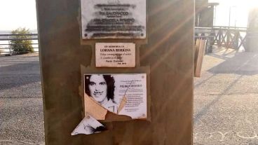 Las roturas en la placa a  Pedro Zerolo.