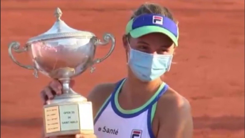 La rosarina Podoroska levantó su segundo título del año en Francia.
