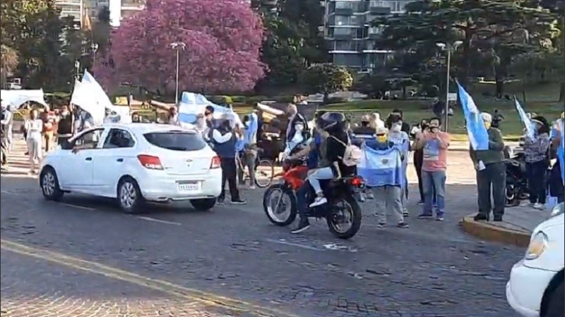 Las banderas argentinas fueron el principal símbolo exhibido en el Monumento.