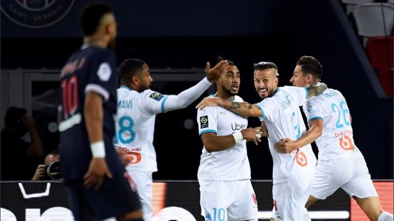 Benedetto celebra con sus compañeros, Neymar mira. Los dos vieron la roja.