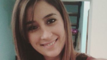 Gisela le regaló su bicicleta a un joven repartidor al que le robaron la suya.