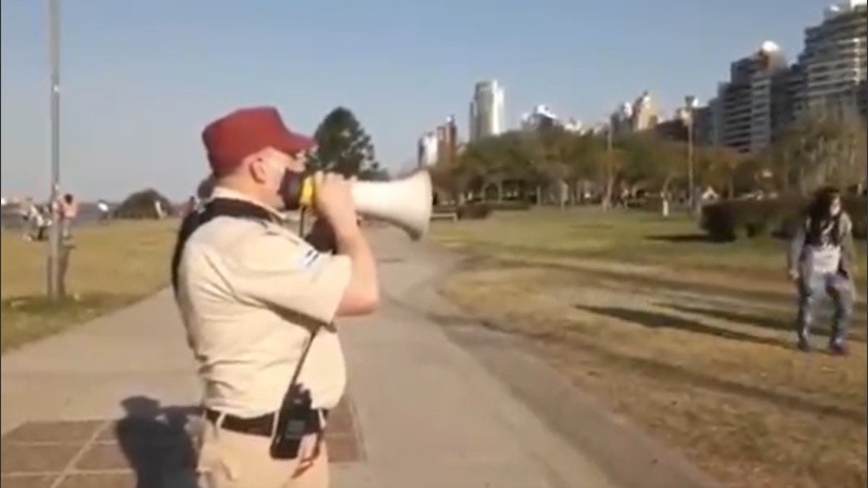 El agente de la GUM en plena tarea este domingo por la tarde. 