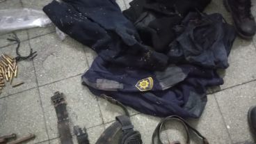 Prendas policiales y municiones, entre los elementos secuestrados.