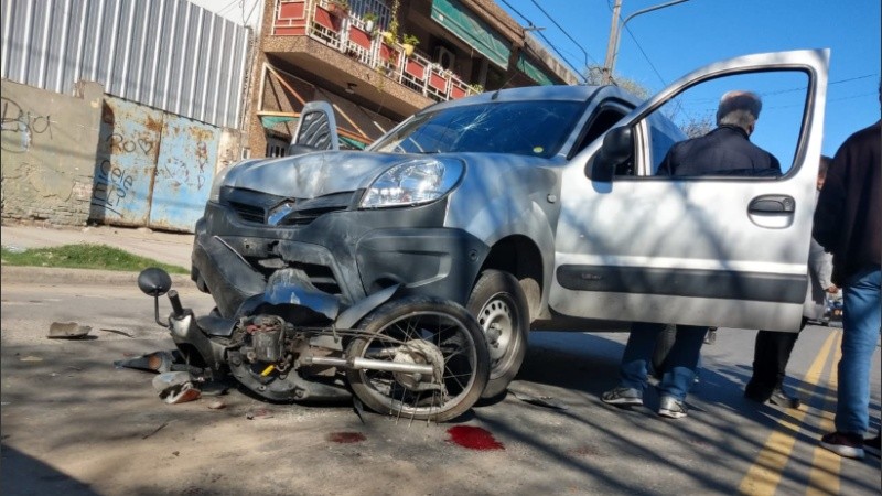 La moto quedó debajo del utilitario.