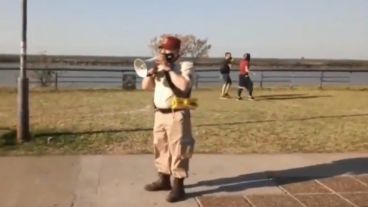 "Si mi jefe, que es el Intendente, ya lo hizo, cómo no lo voy a hacer yo”, bromeó el agente