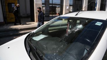 El vehículo con impacto de bala frente al cementerio La Piedad.