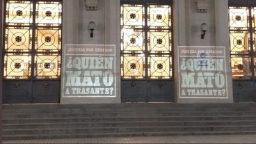 La pregunta por el crimen de Trasante proyectada en el frente de Gobernación.