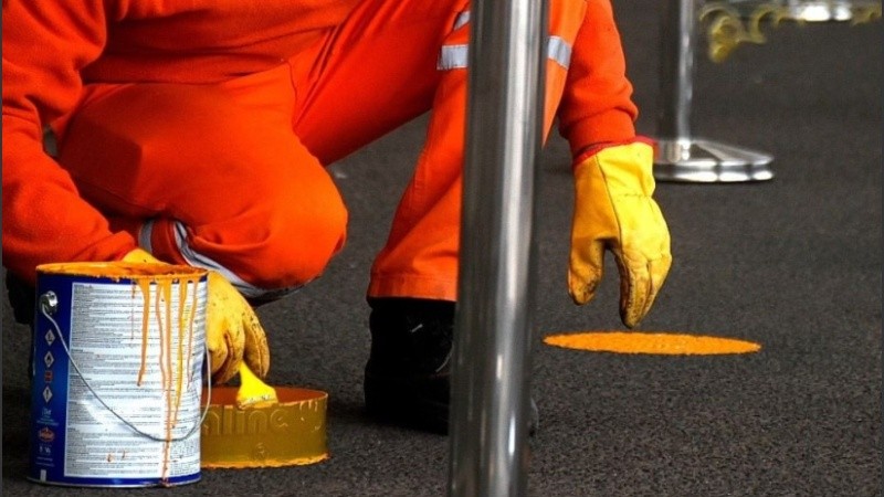 Distancia social pintadas con círculos.