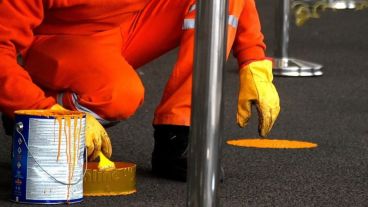 Distancia social pintadas con círculos.