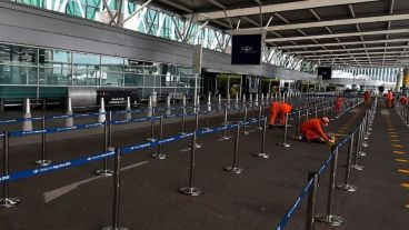 Acrílicos demarcatorios en las áreas de check in.