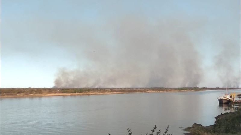 Una cortina de humo en el horizonte frente a Puerto Gaboto.