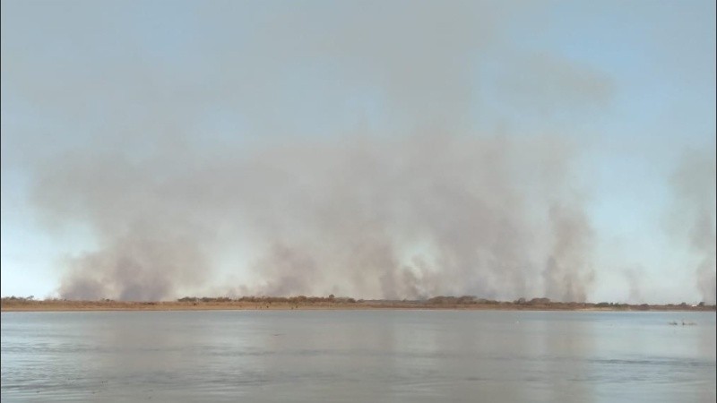 Una cortina de humo en el horizonte frente a Puerto Gaboto.