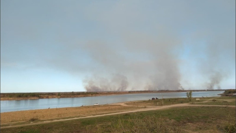 Una cortina de humo en el horizonte frente a Puerto Gaboto.